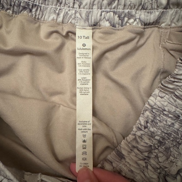 Lululemon “Hotty Hot” Shorts Size 10 - Picture 4 of 4